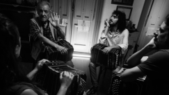 Pablo Jaurena convierte el bandoneón en un diálogo entre generaciones con el videoclip de Un dios hecho cenizas